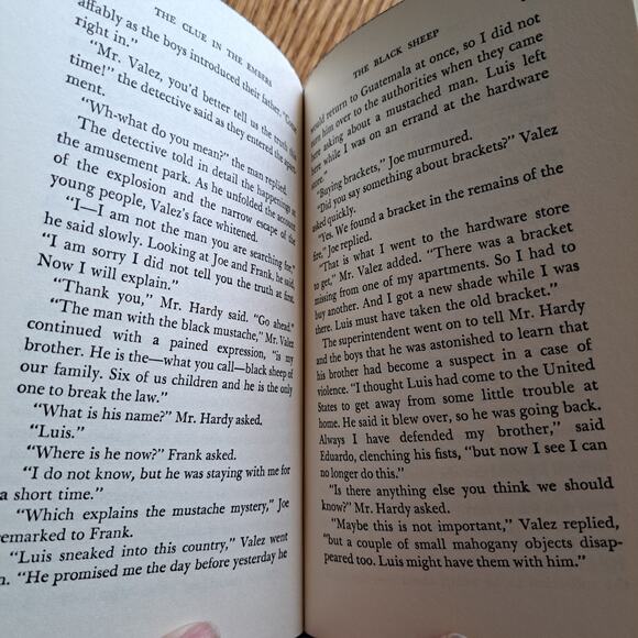 The Hardy Boys #35 The Clue in the Embers by Franklin W. Dixon 1972 Vintage Book - Picture 3 of 3